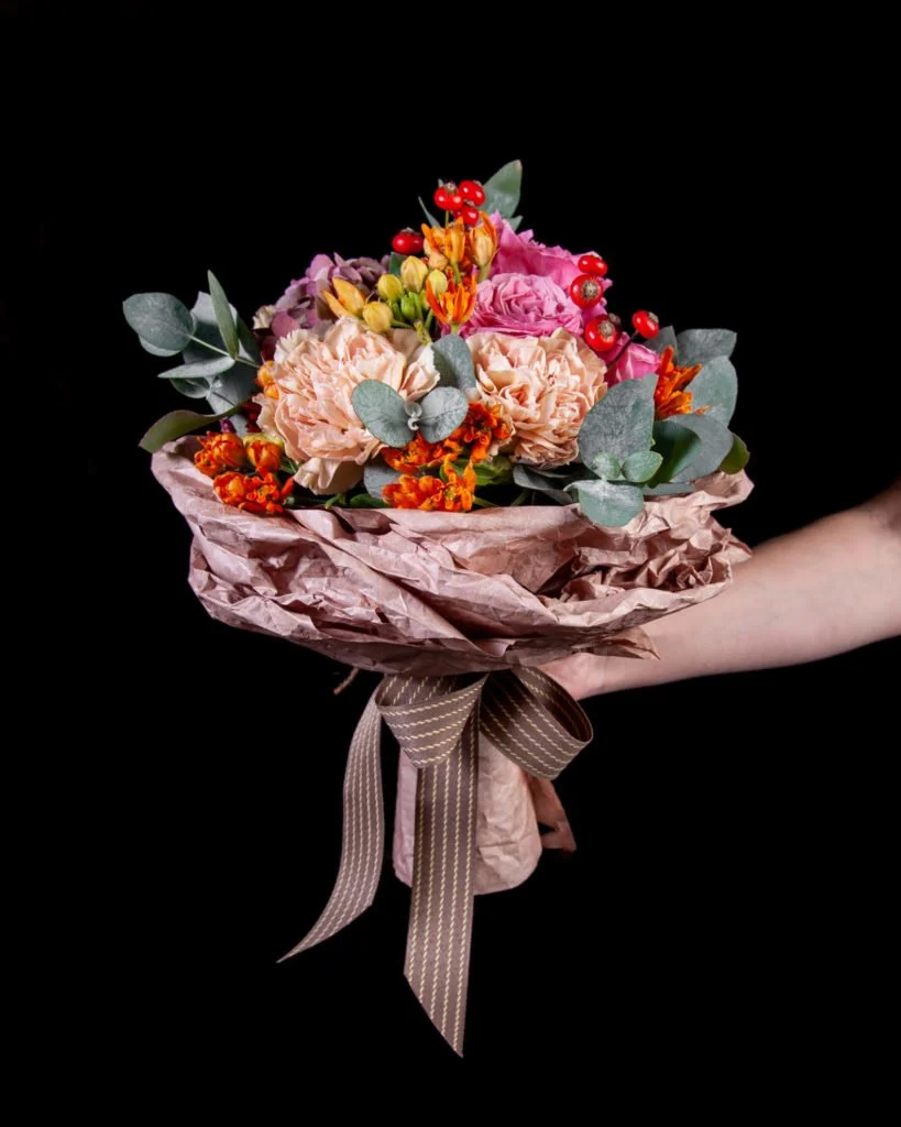 Как красиво упаковать букет в крафт бумагу пошагово (фото и видео) - Kazan  Flower School