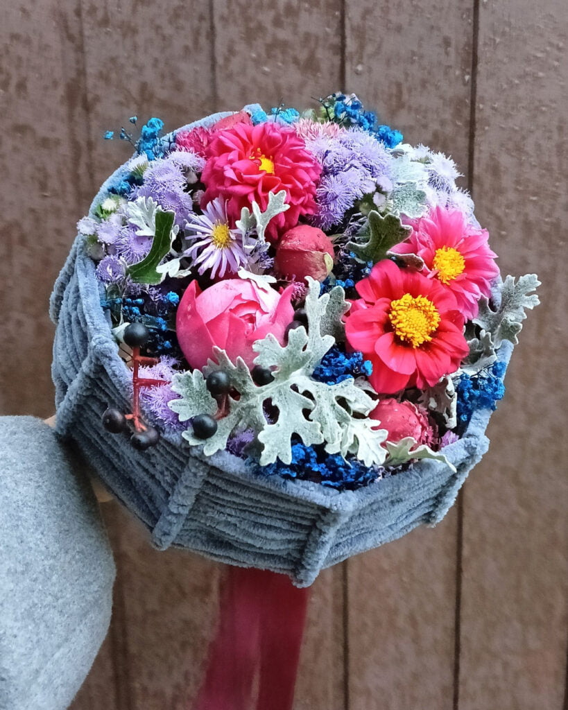 Цветочный букет в вязаной корзине.